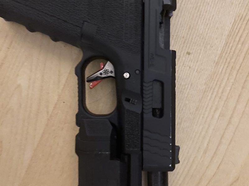 Glock 17 WE con Kit mapple leaf