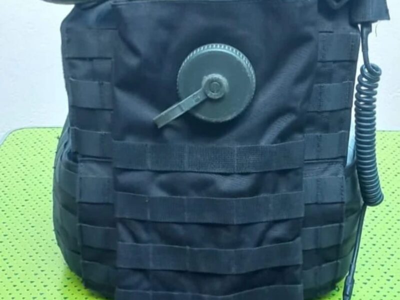 Chaleco, arnés y uniforme de combate