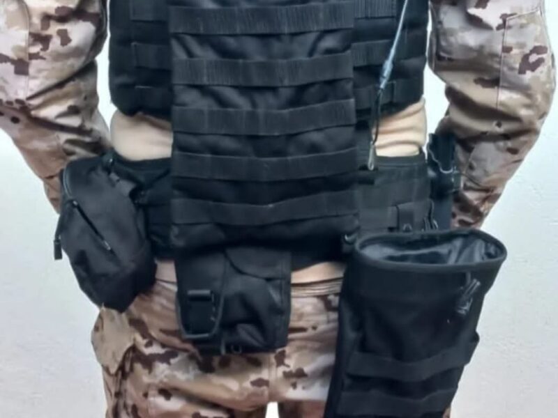 Chaleco, arnés y uniforme de combate