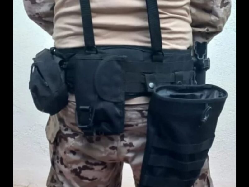 Chaleco, arnés y uniforme de combate