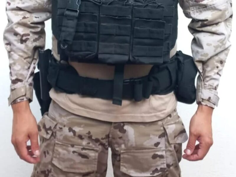 Chaleco, arnés y uniforme de combate