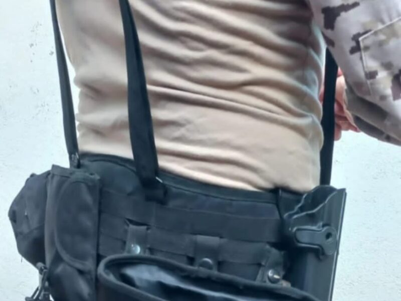 Chaleco, arnés y uniforme de combate