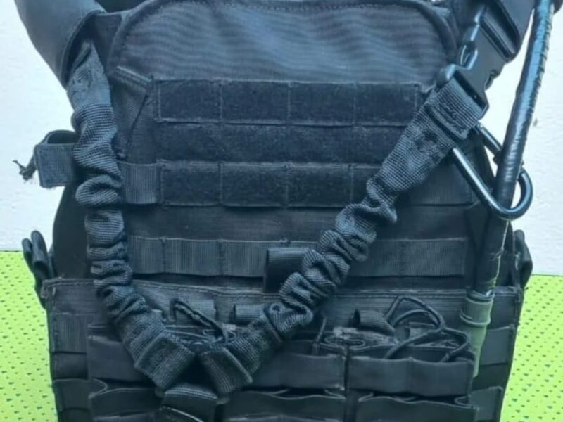 Chaleco, arnés y uniforme de combate