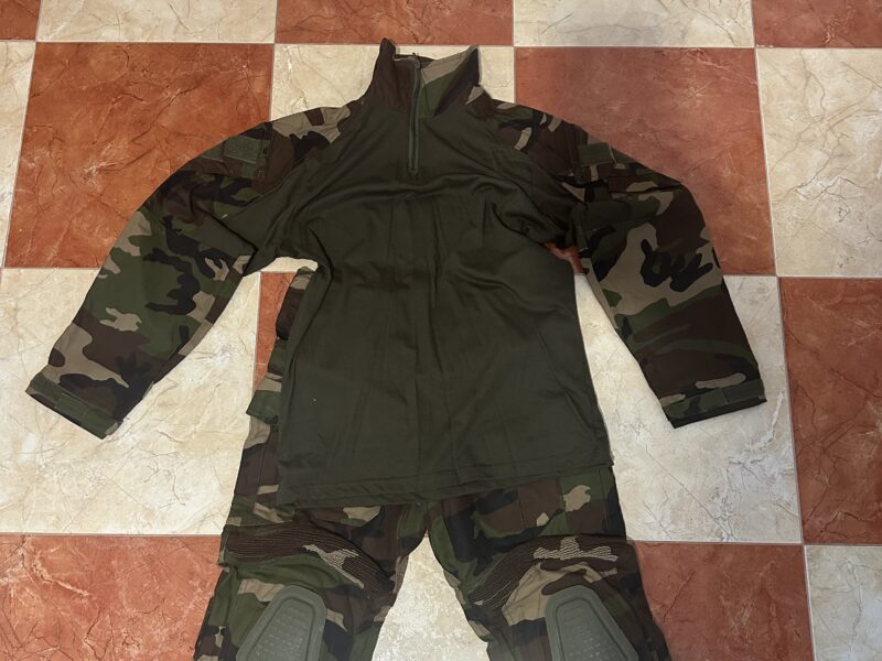 Conjunto de armas, trajes y accesorios.
