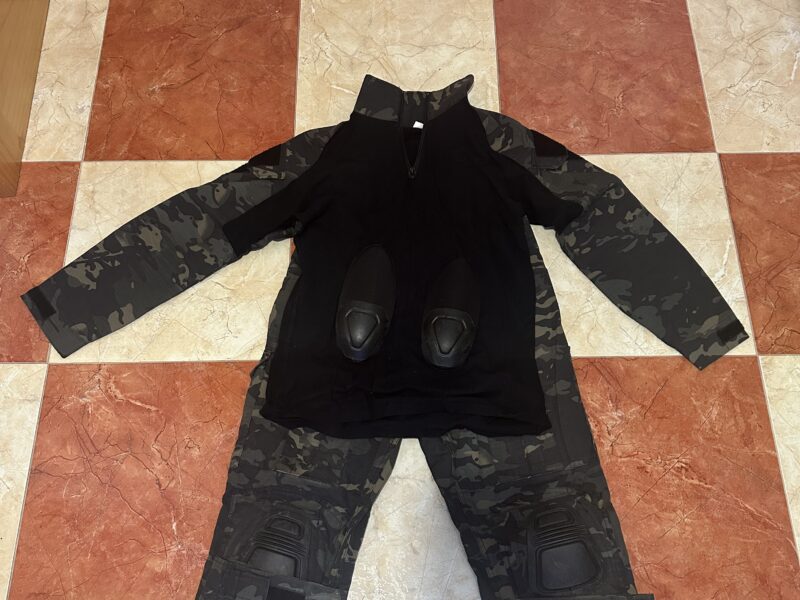 Conjunto de armas, trajes y accesorios.