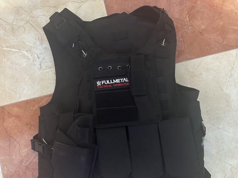 Conjunto de armas, trajes y accesorios.