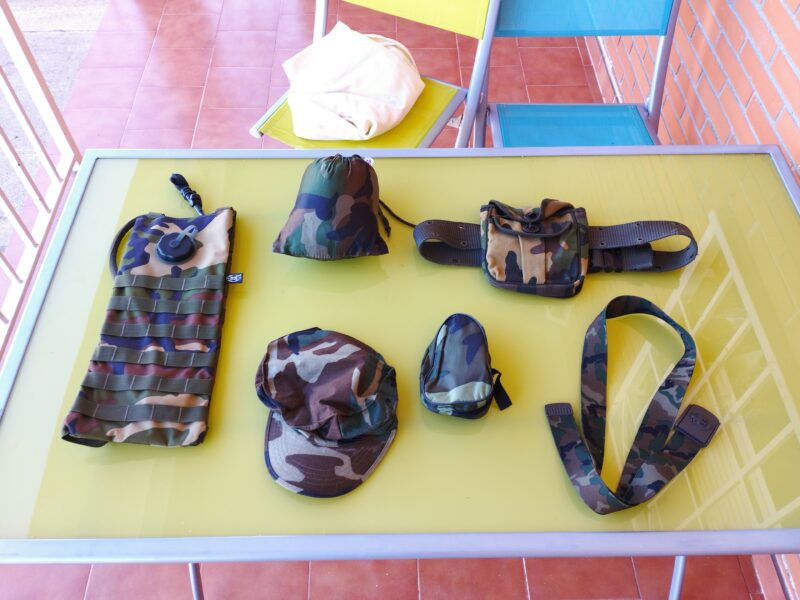 Se venden uniformes, chalecos y varios