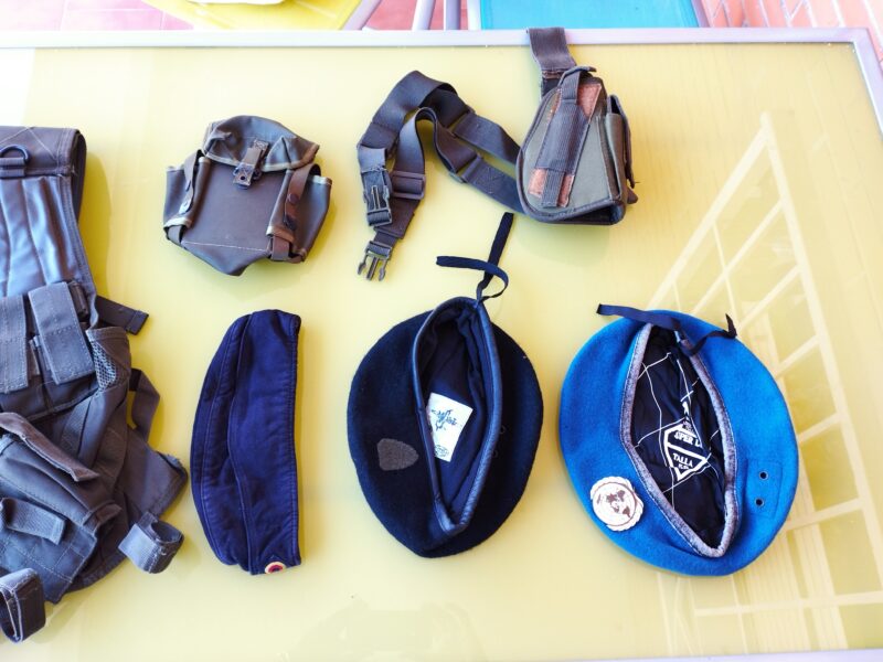 Se venden uniformes, chalecos y varios