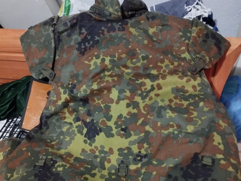 Se venden uniformes, chalecos y varios
