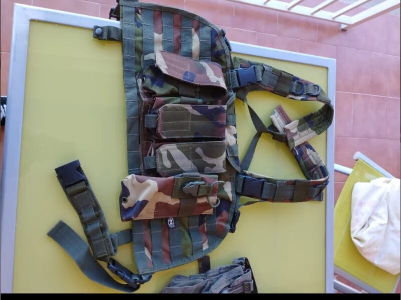Se venden uniformes, chalecos y varios