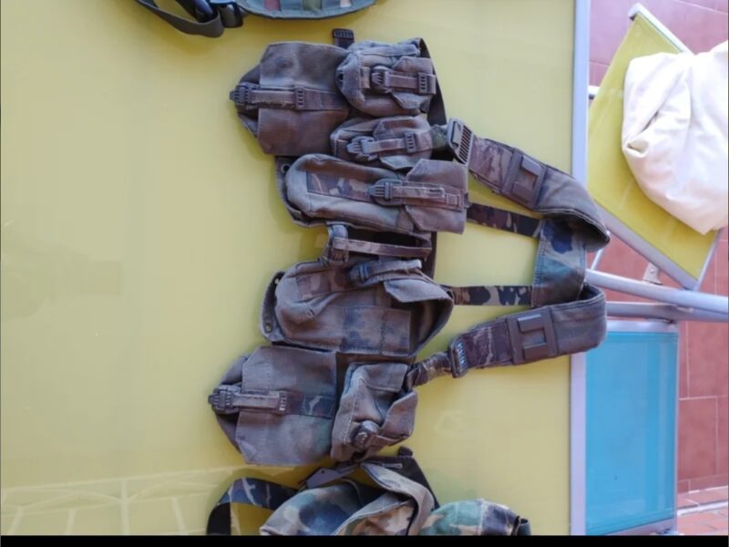 Se venden uniformes, chalecos y varios