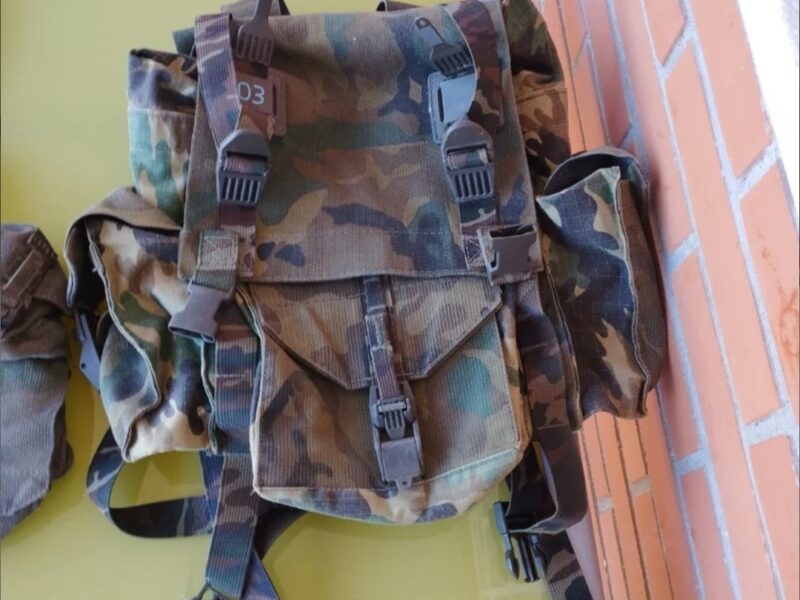 Se venden uniformes, chalecos y varios