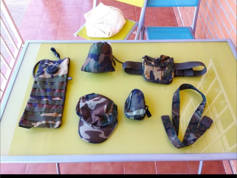 Se venden uniformes, chalecos y varios