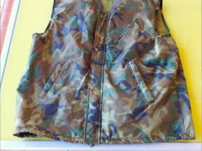 Se venden uniformes, chalecos y varios