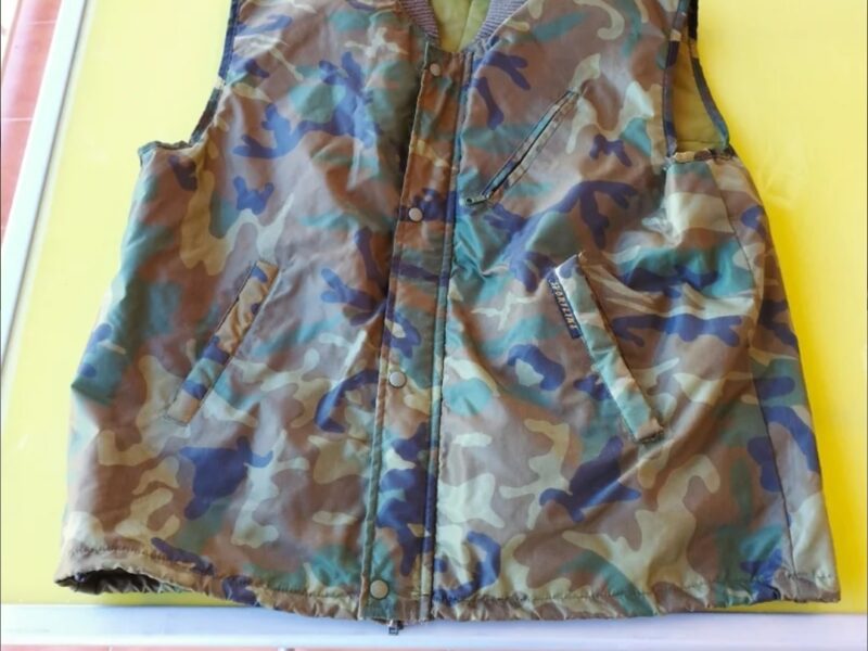 Se venden uniformes, chalecos y varios