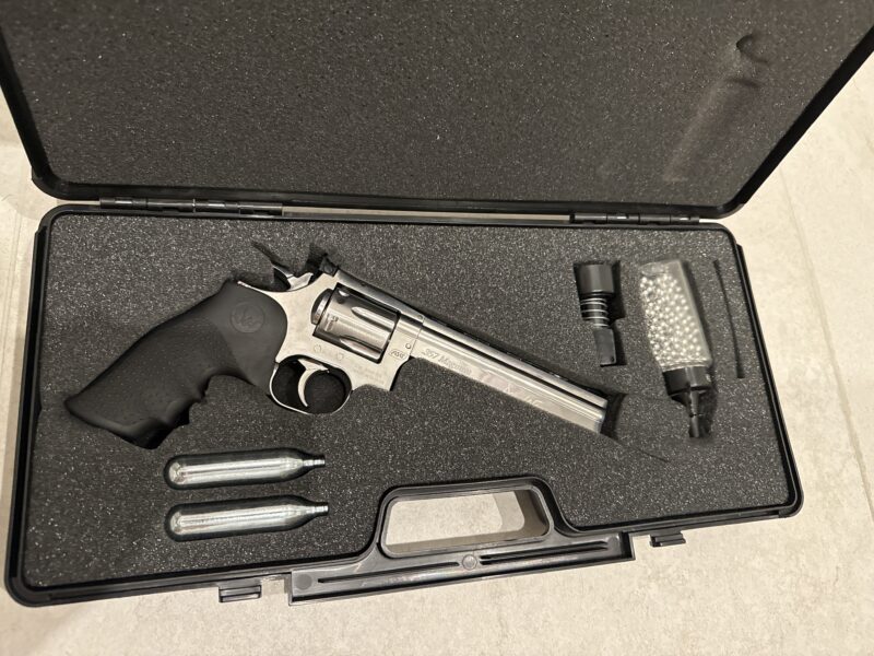 Dan Wesson .357 con Maletón