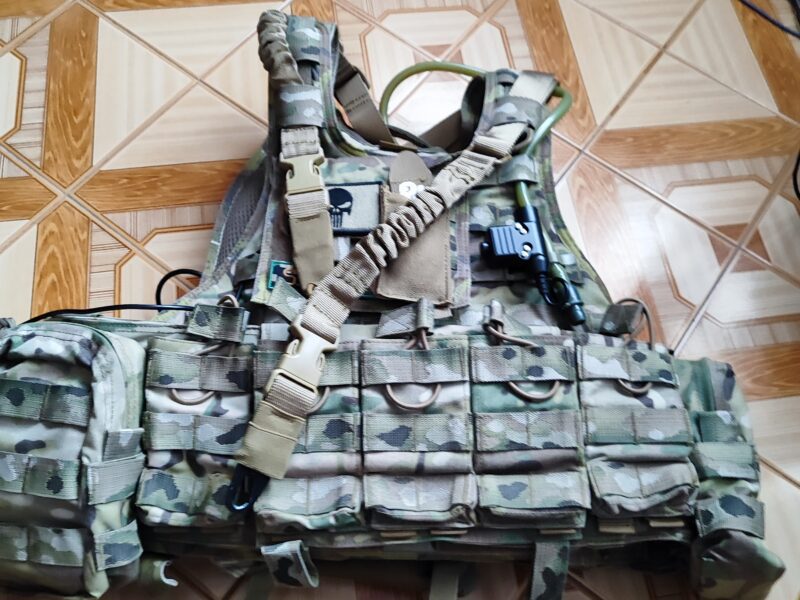 Chaleco Warrior Asault multicam y casco con auriculares
