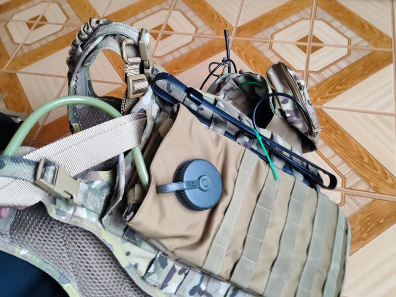 Chaleco Warrior Asault multicam y casco con auriculares
