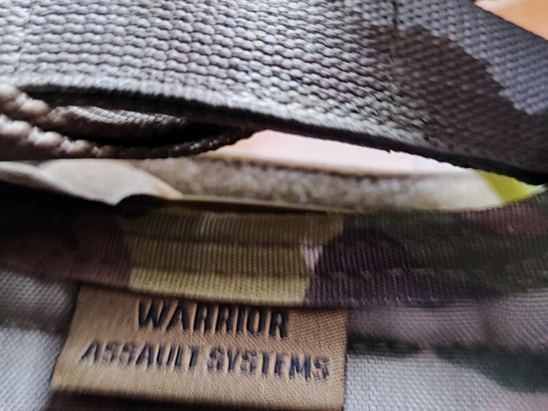 Chaleco Warrior Asault multicam y casco con auriculares