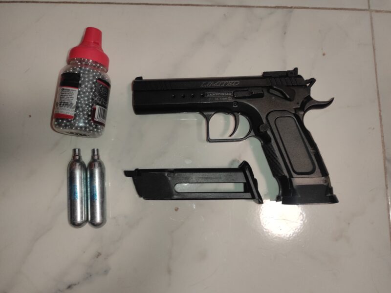 Pistola balines con muy pocos usos