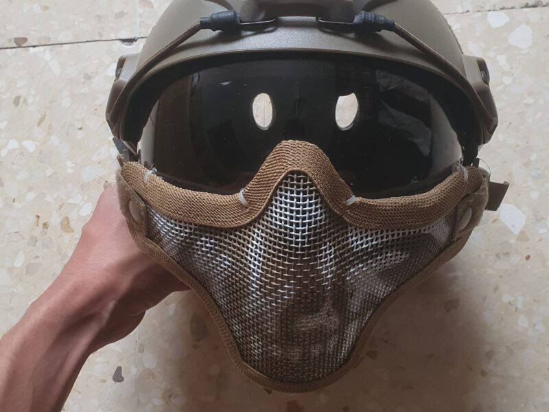 Casco táctico con gafas protectoras y rejilla protección bocal