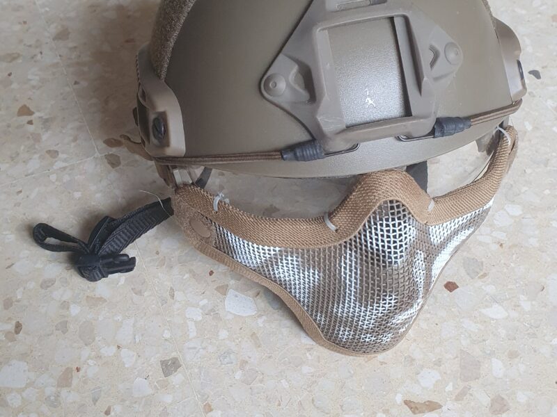 Casco táctico con gafas protectoras y rejilla protección bocal