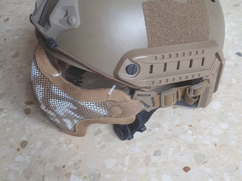 Casco táctico con gafas protectoras y rejilla protección bocal