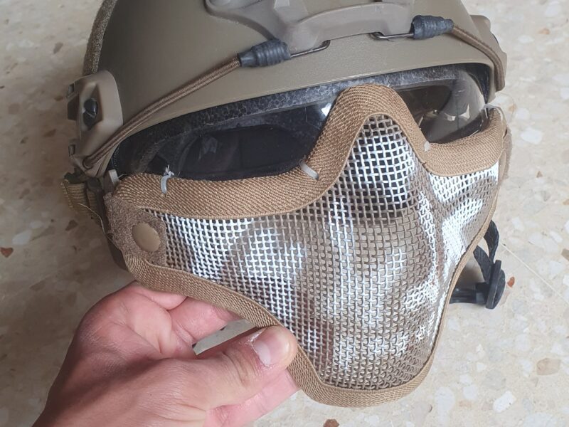 Casco táctico con gafas protectoras y rejilla protección bocal