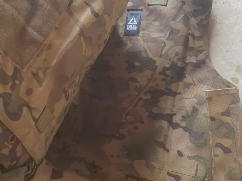 Chaleco táctico Delta Tactics (camuflaje verde)