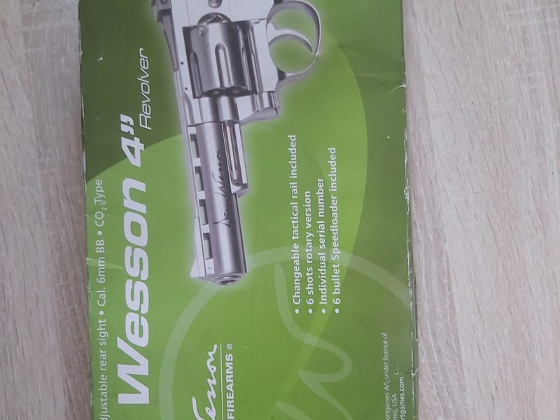Revolver Dan Wesson 4" Cal. 5.5 mm como nueva