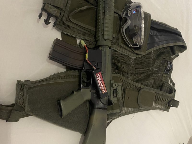 M16A3 FULL METAL CON CHALECO TÁCTICO Y GAFAS DE PROTECCIÓN, REGALO MACUTO PARA TRANSPORTE