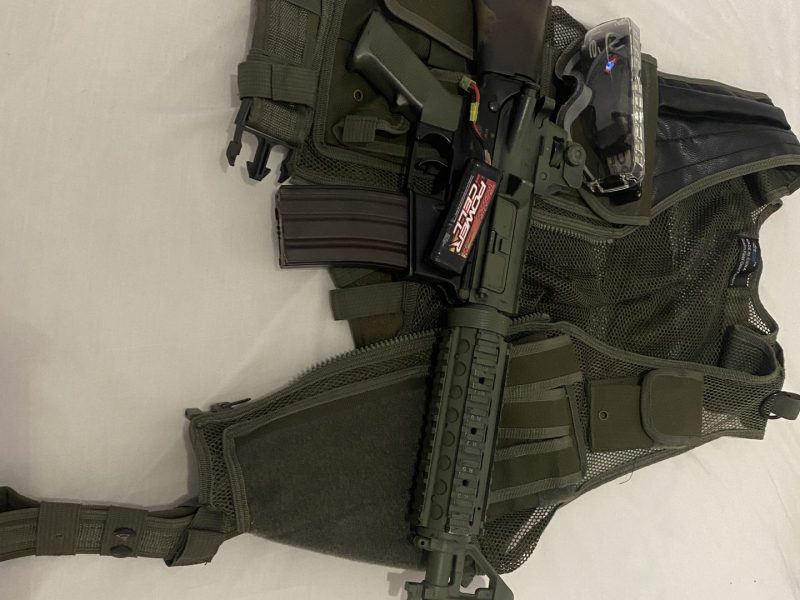 M16A3 FULL METAL CON CHALECO TÁCTICO Y GAFAS DE PROTECCIÓN, REGALO MACUTO PARA TRANSPORTE