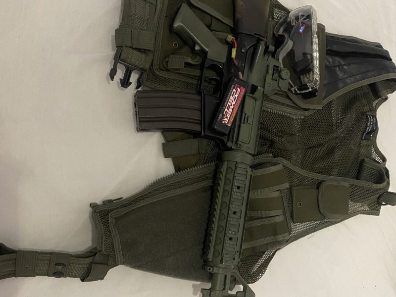M16A3 FULL METAL CON CHALECO TÁCTICO Y GAFAS DE PROTECCIÓN, REGALO MACUTO PARA TRANSPORTE