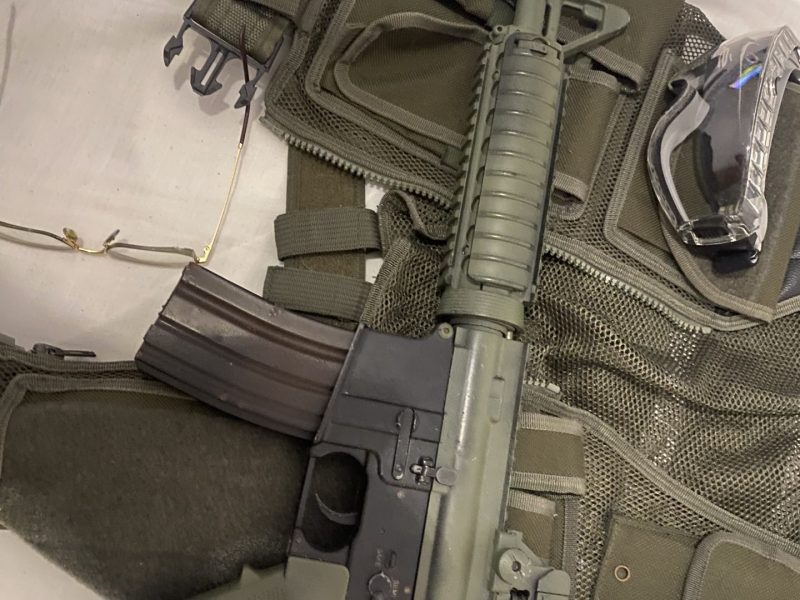 M16A3 FULL METAL CON CHALECO TÁCTICO Y GAFAS DE PROTECCIÓN, REGALO MACUTO PARA TRANSPORTE