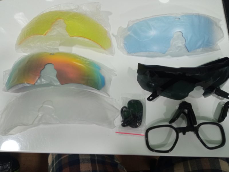 Gafas ESS con todos los accesorios.