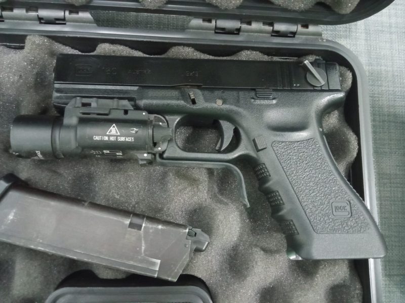 Glock 18C Tokyo Marui con cargador adicional y linterna.