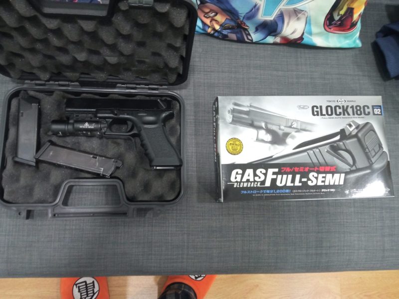 Glock 18C Tokyo Marui con cargador adicional y linterna.