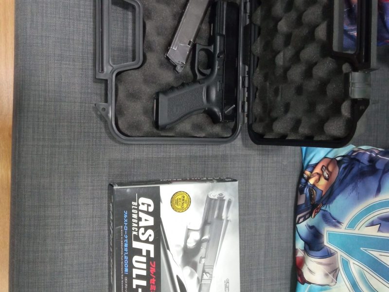 Glock 18C Tokyo Marui con cargador adicional y linterna.