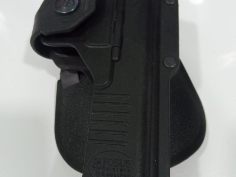 Glock 18C Tokyo Marui con cargador adicional y linterna.