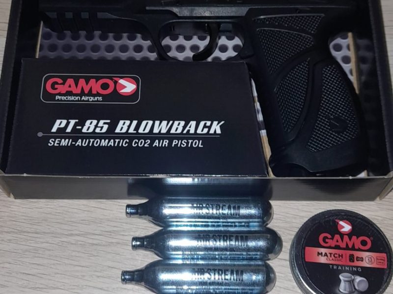 Pistola Airsoft Gamo PT 85, 5 bombonas CO2 y caja balines