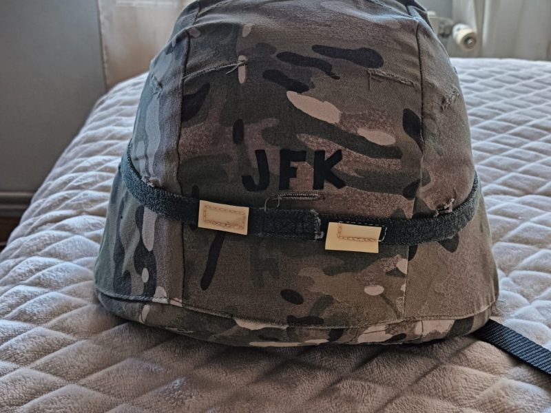 Casco Fritz, funda multicam y ojos de gato.