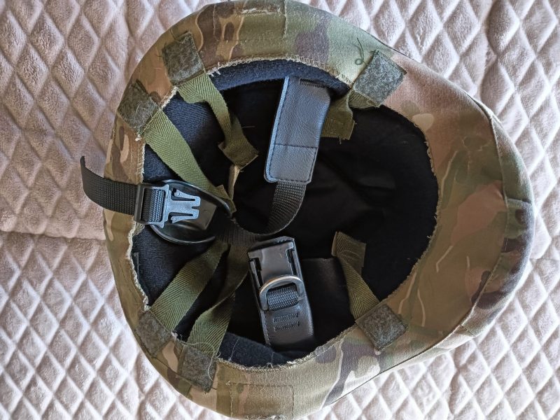 Casco Fritz, funda multicam y ojos de gato.