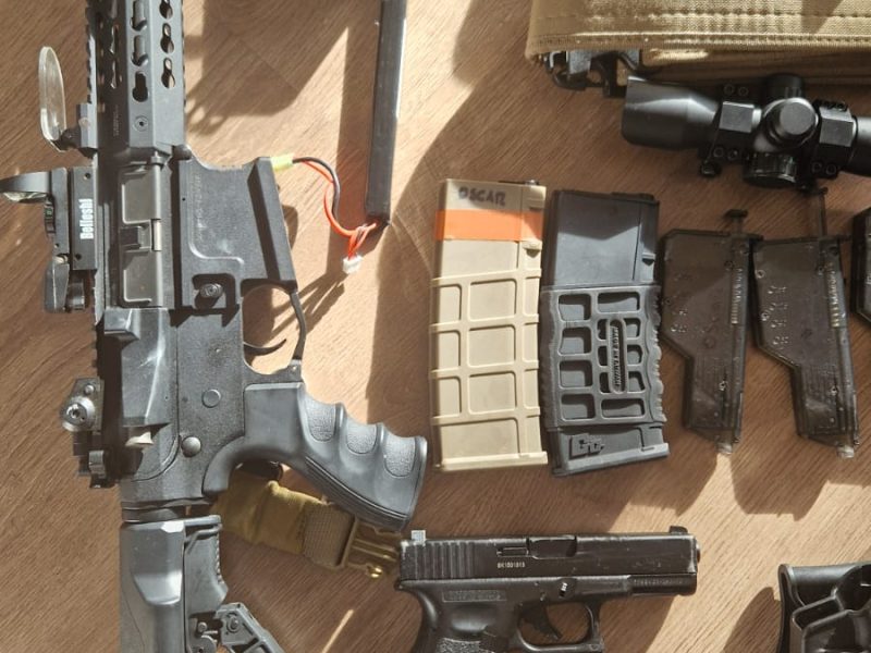 Fusil, pistola y equipación completa.