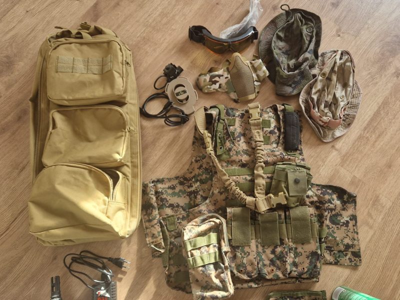 Fusil, pistola y equipación completa.