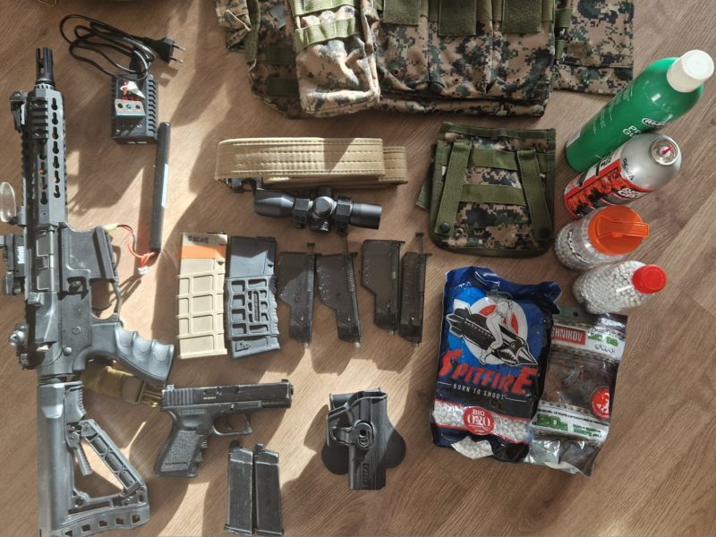 Fusil, pistola y equipación completa.