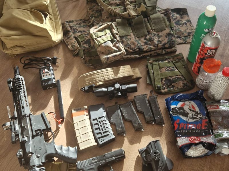 Fusil, pistola y equipación completa.