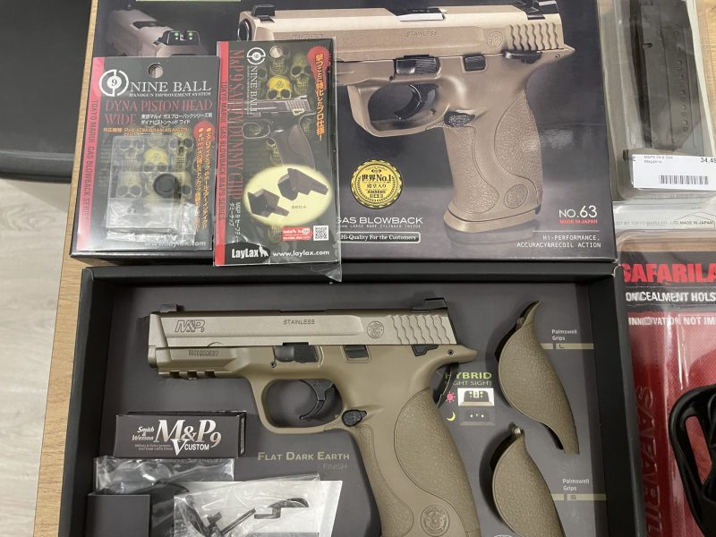 M&P9 V Custom Tokyo Marui con accesorios y funda Safariland