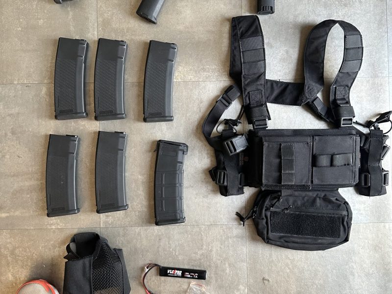 Secutor Astra III shadow aeg + 5 cargadores specna arms + chest rig de conquer