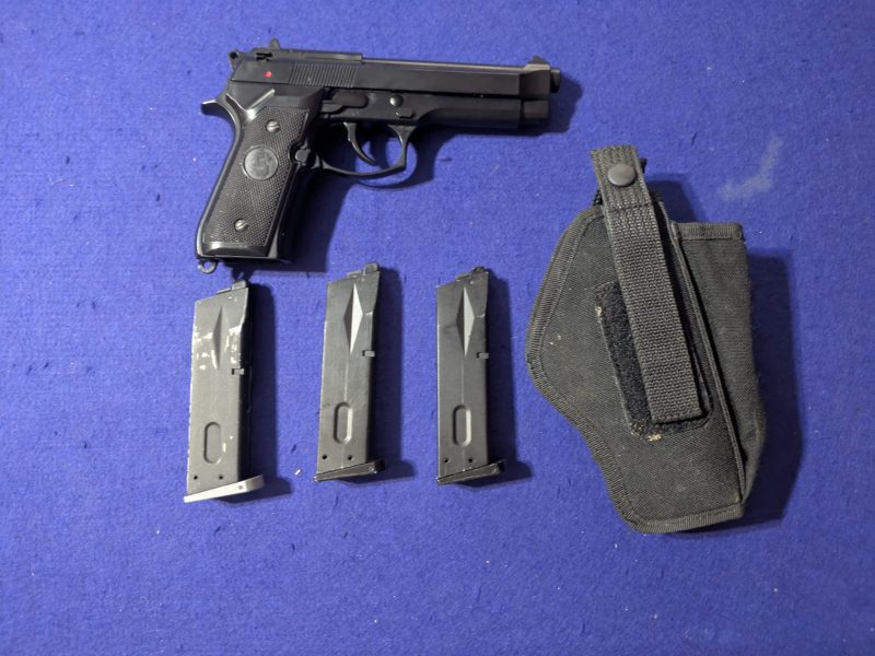 Pistola airsoft con accessorios