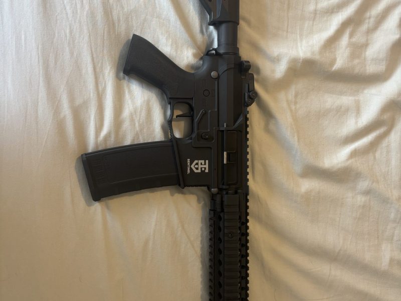 Réplica AEG M4 Rossi Sentinel Beta 9” Negra (HEX Custom)